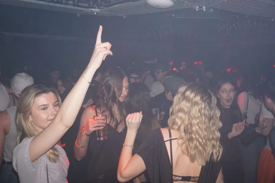 Dancers mid-set